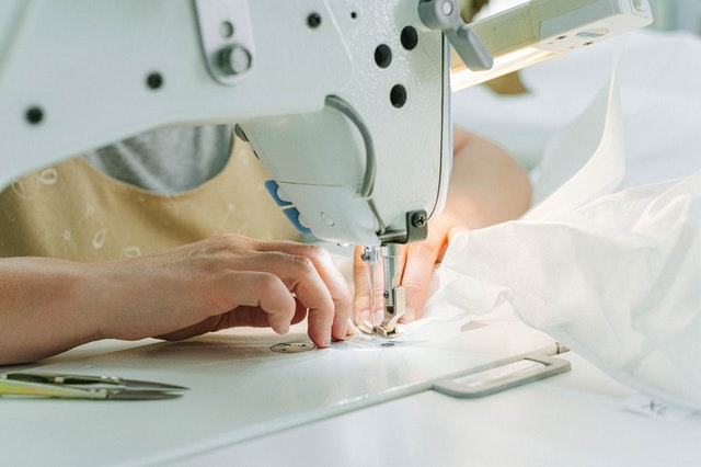 Retouche Jupe/Robe – Ourlet machine